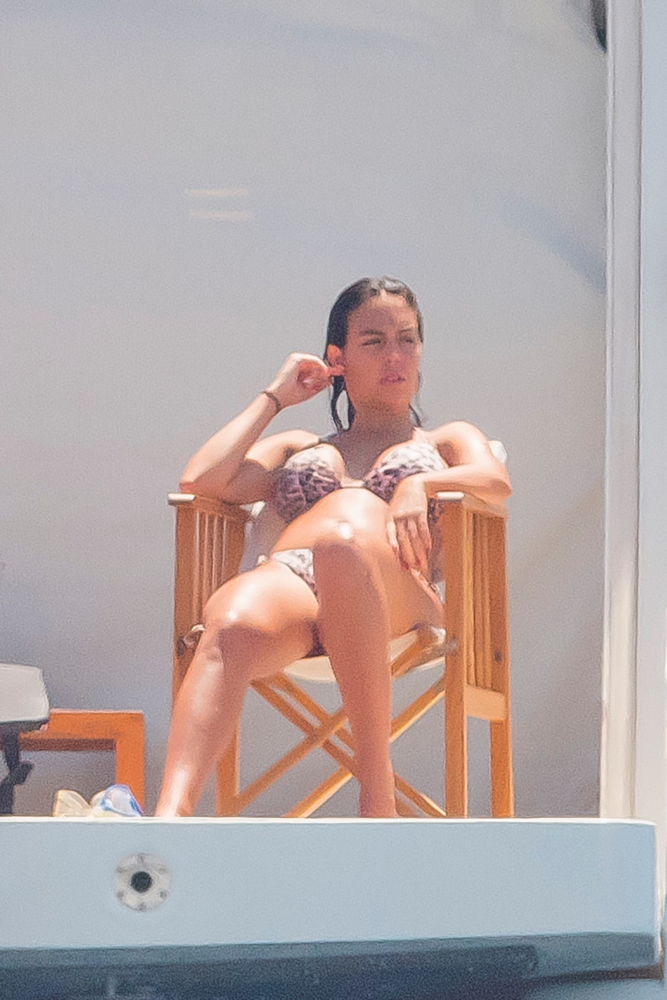 C罗带迷你罗戏水！8块腹肌逆天