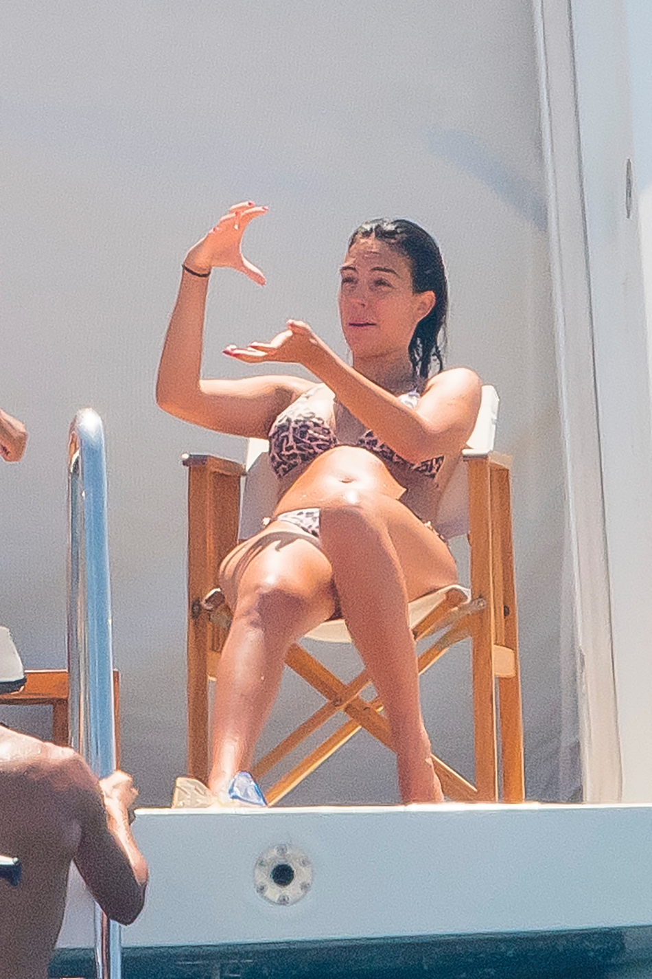 C罗带迷你罗戏水！8块腹肌逆天