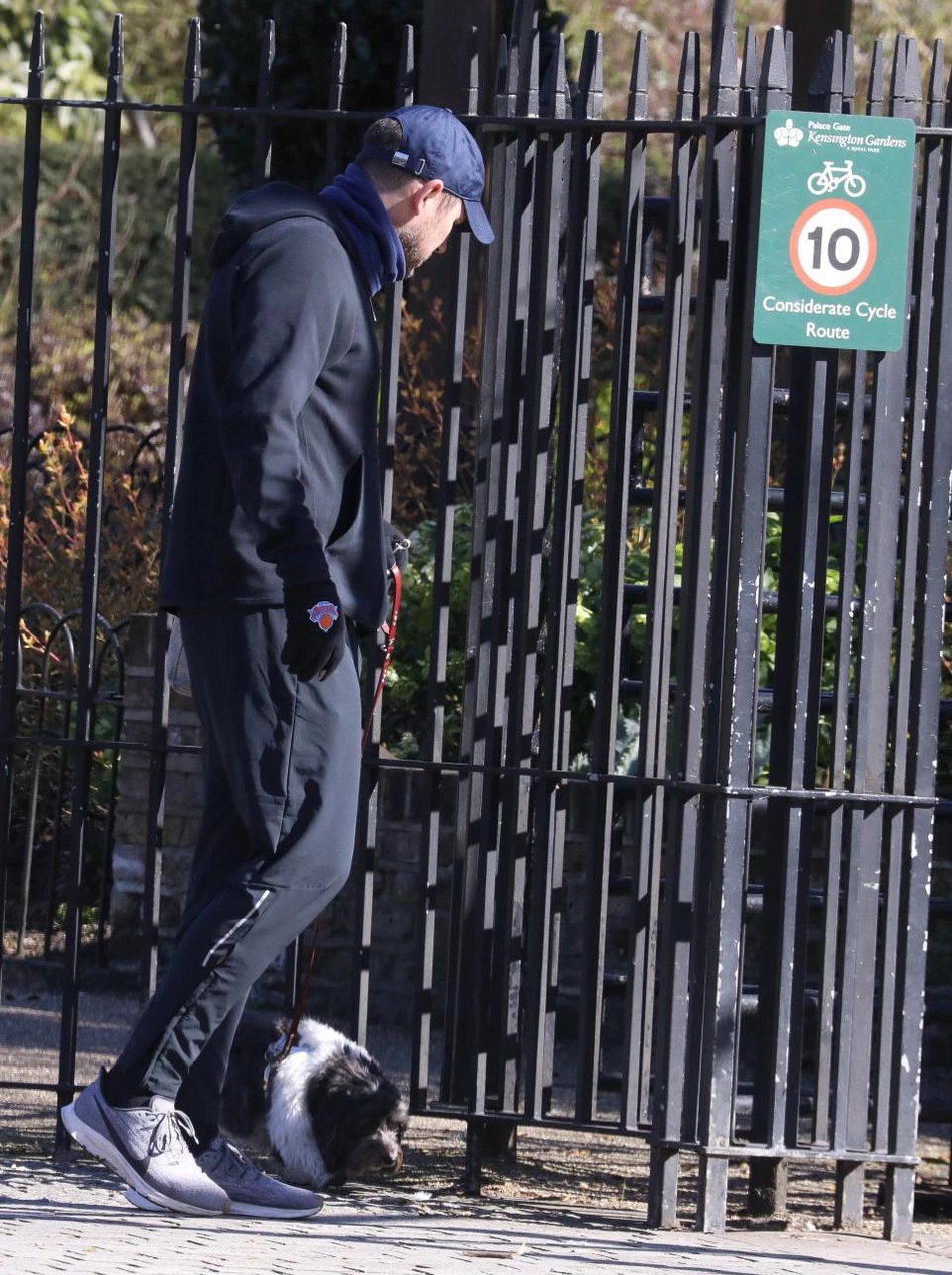 兰帕德出门遛狗！不戴口罩