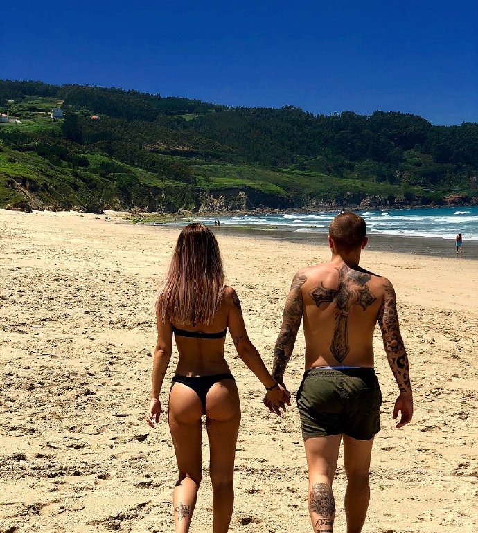 纯美!曼城小将性感女友太撩人