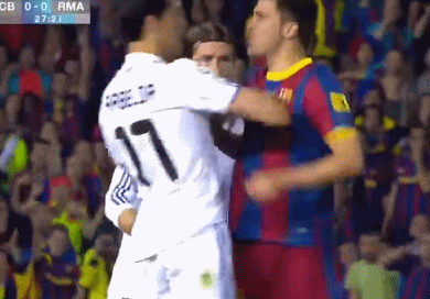 看发怒的梅西 如何硬刚对手！