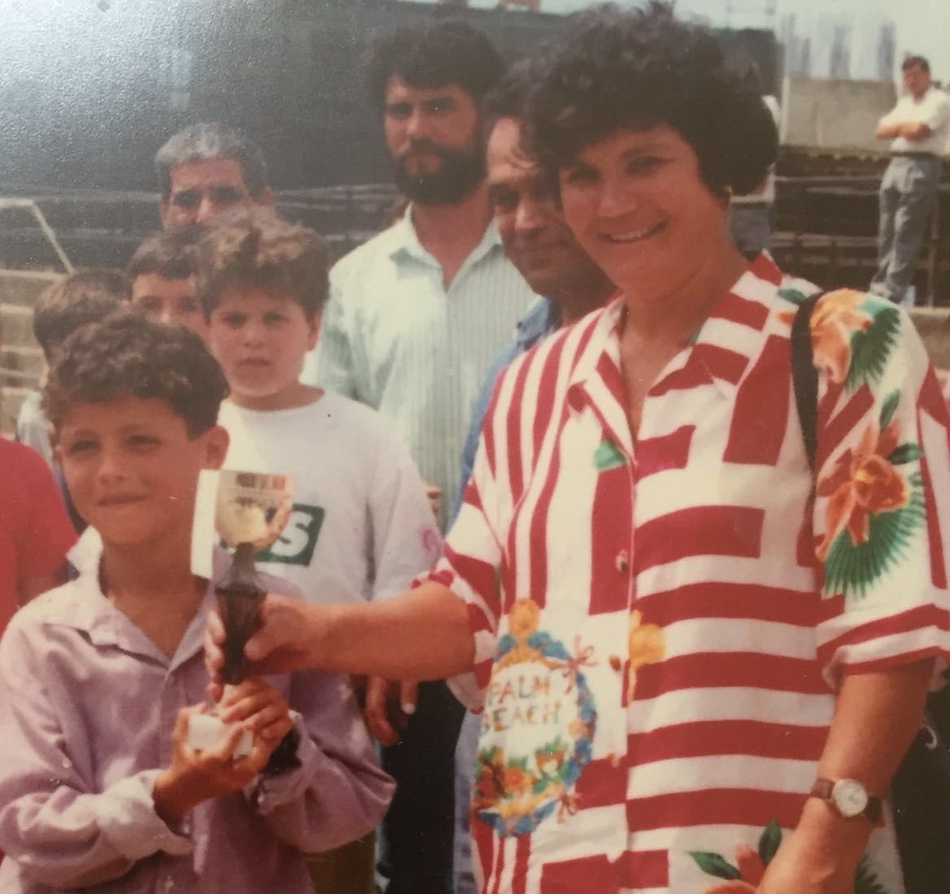 C罗儿时罕见照片！可爱白西装