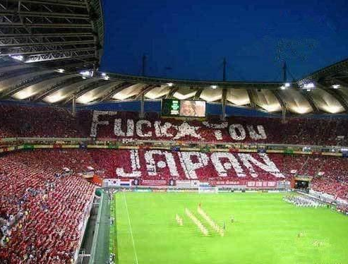 球场奇葩标语！国足C罗被玩坏