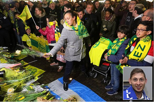 英超新援飞机失联 球迷祈祷