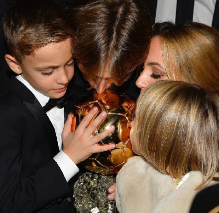 人生赢家！皇马巨星拥可爱三孩