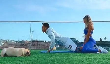 名将怀拥美女！疫情宅家爽歪歪