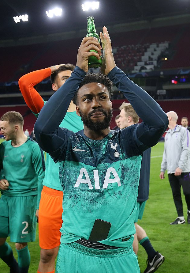 热刺更衣室大狂欢！孙兴O狂嗨