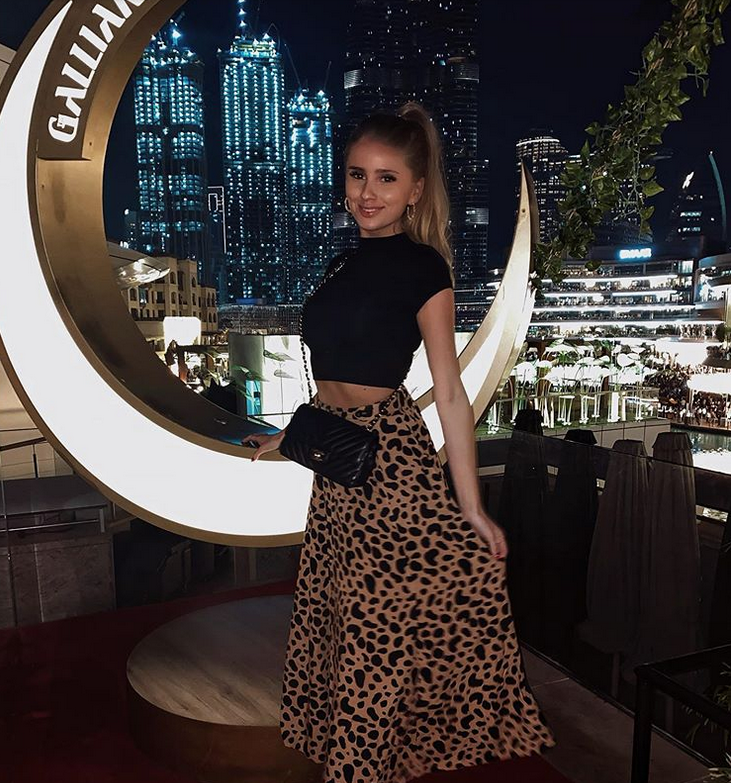 枪手门神团建带娇妻!美貌惊人