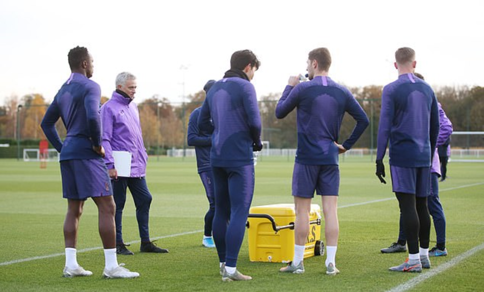 穆里尼奥意气风发！带热刺训练