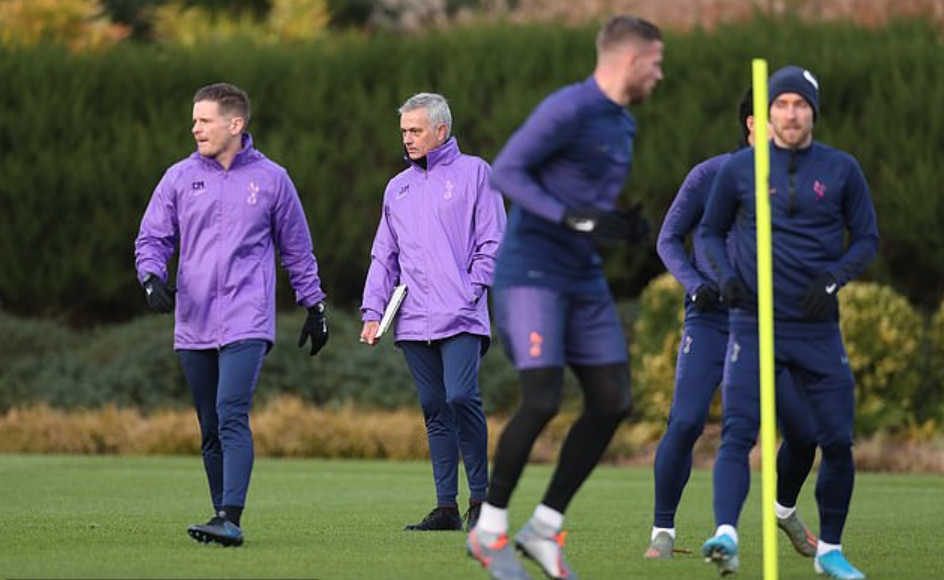 穆里尼奥意气风发！带热刺训练