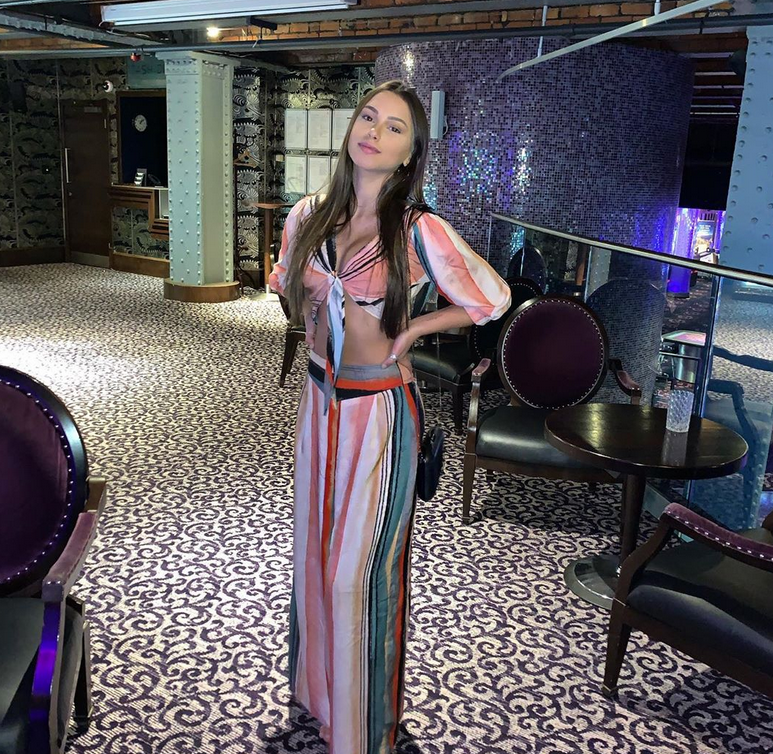 名将拥火辣女友!母亲不许过夜