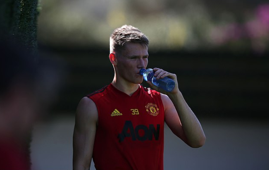 曼联训练！中场大将伤愈复出