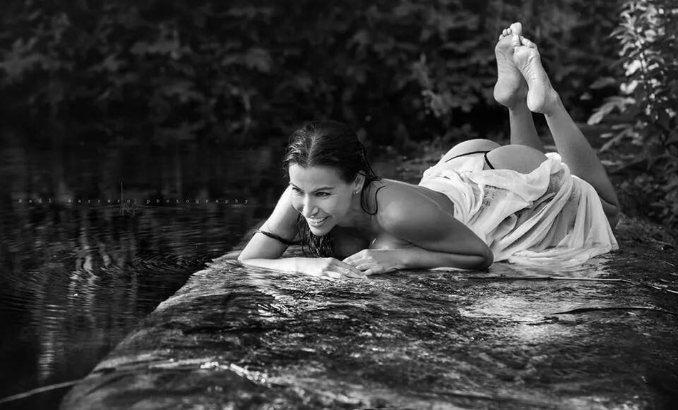 巨乳美女恋米兰！掀衣秀美体