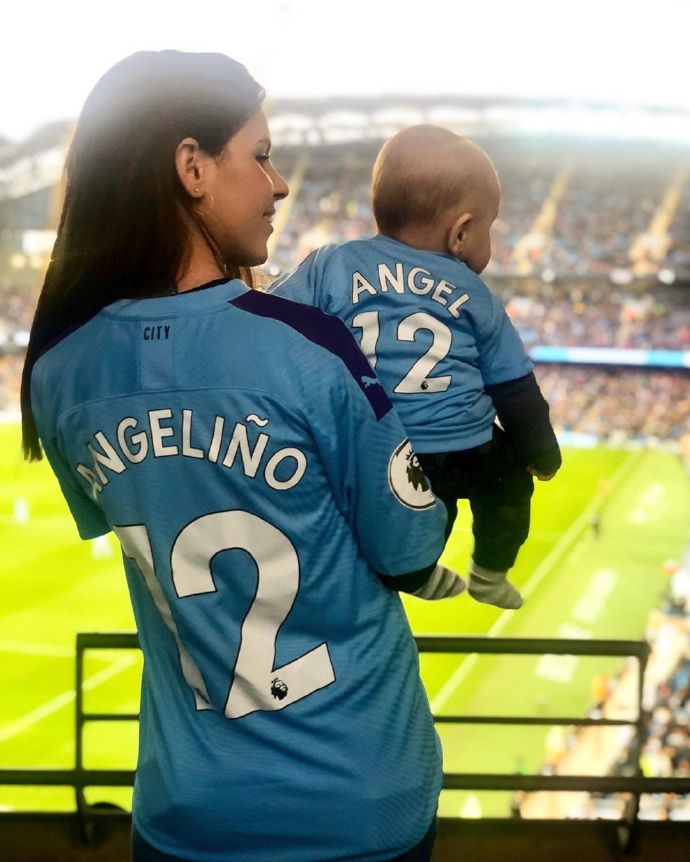 纯美!曼城小将性感女友太撩人