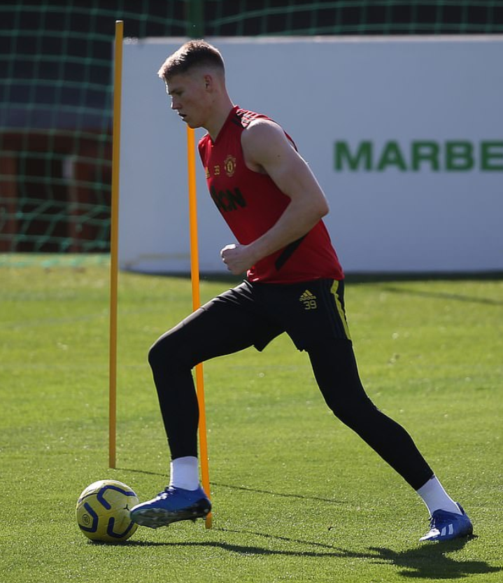 曼联训练！中场大将伤愈复出