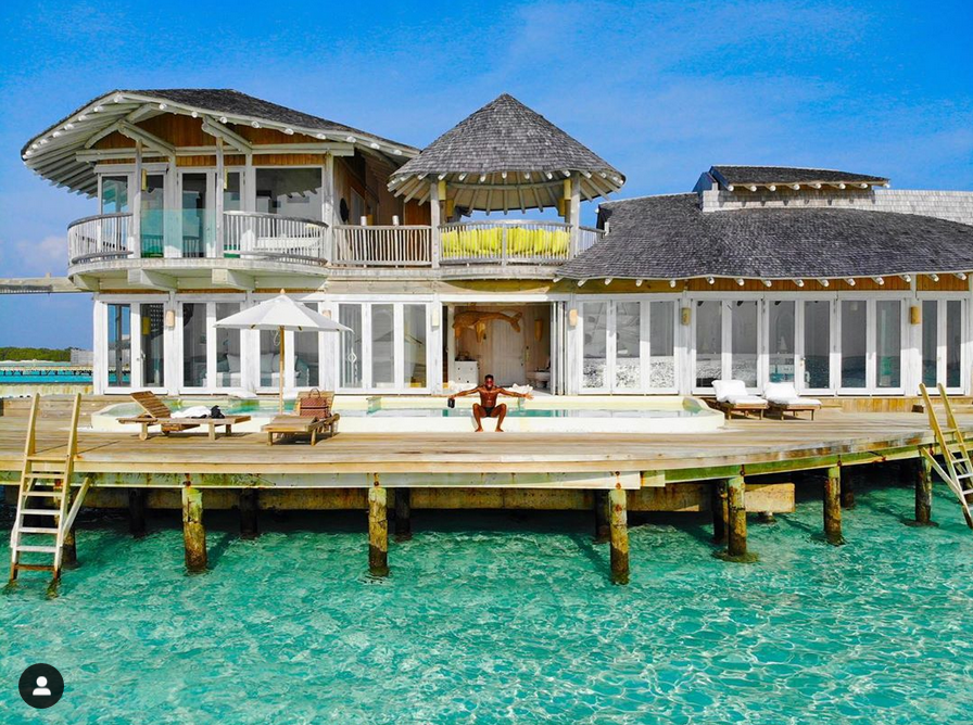 名将带妻子住海景房！一晚3万1