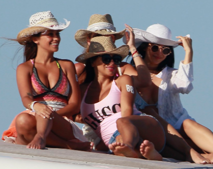 梅西小法苏神带老婆海边大聚会