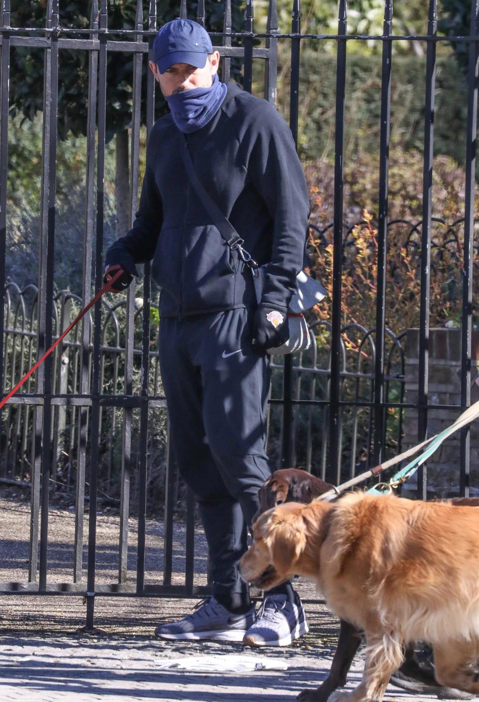 兰帕德出门遛狗！不戴口罩