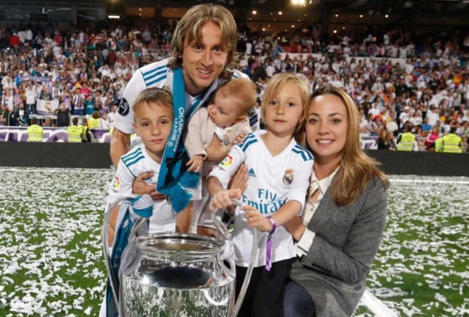 人生赢家！皇马巨星拥可爱三孩