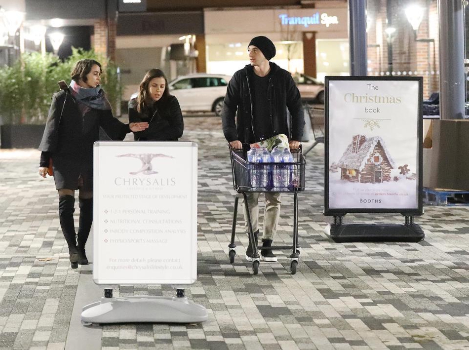 桑切斯豪车逛超市 拎袋大采购