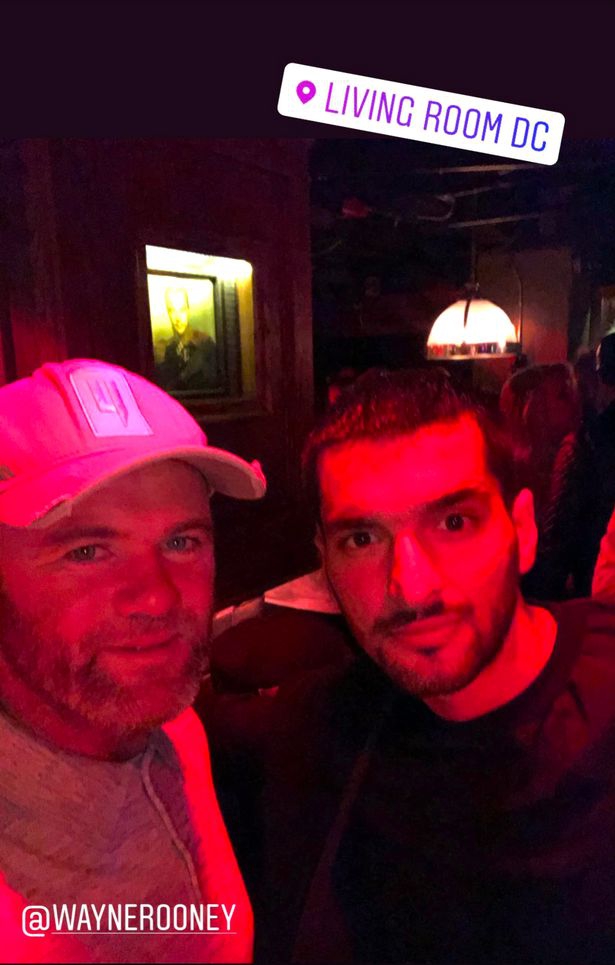 鲁尼夜店喝酒一群美女环绕