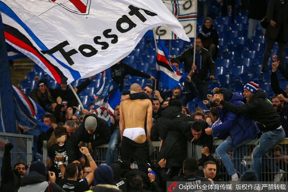 萨波纳拉99分钟绝平庆祝惨遭球迷扯掉内裤