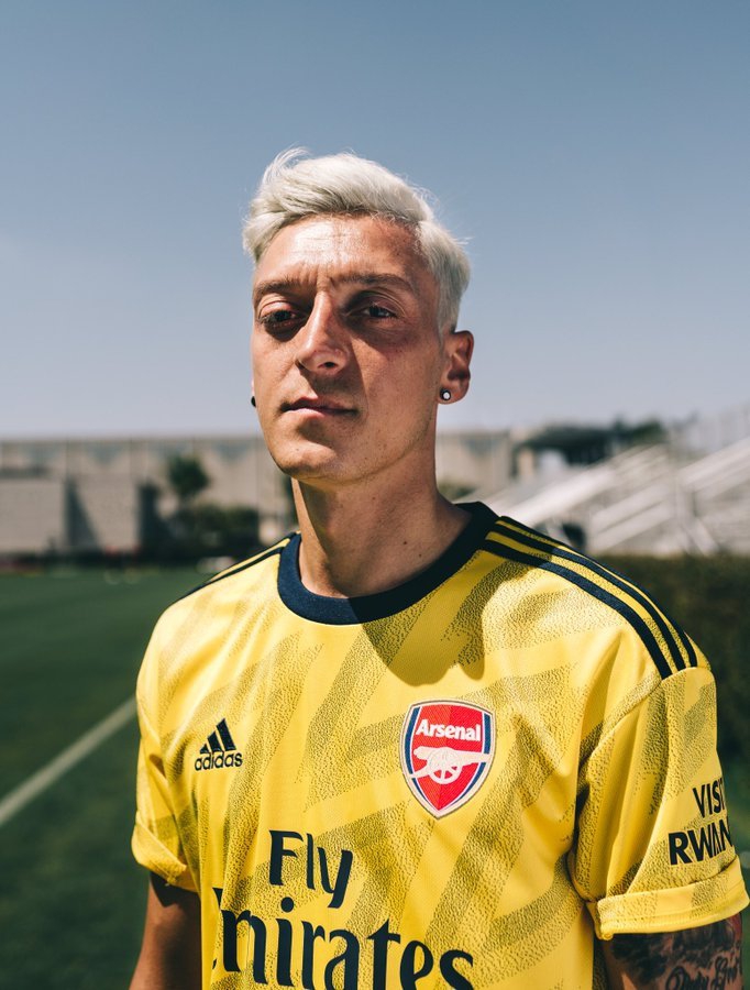 雷人！厄齐尔发型巨变太辣眼