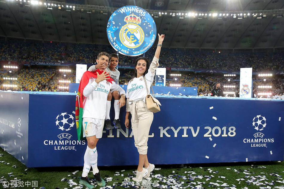 C罗女友变网红 秀胸秀腿秀C罗点赞百万