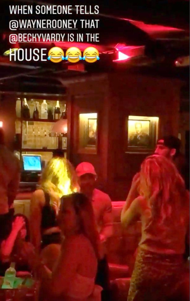 鲁尼夜店喝酒一群美女环绕