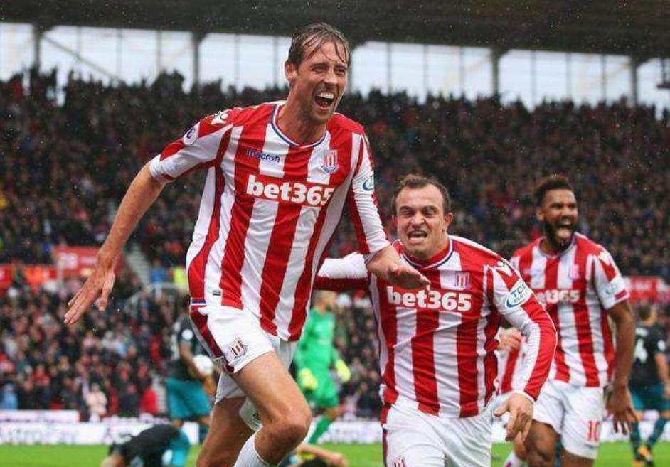 足坛最萌身高差！梅西伊布神图