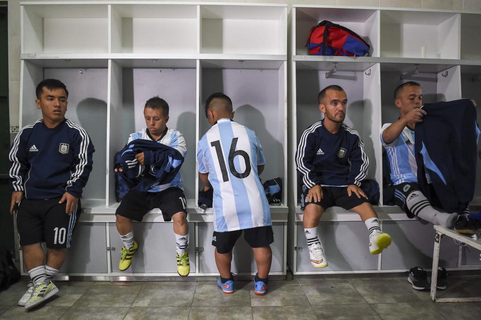 震撼！侏儒症患者足球大赛举行 梅西支持