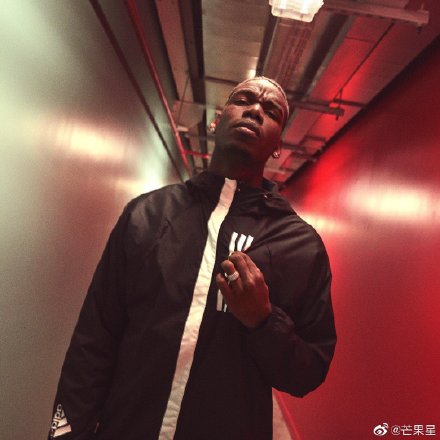 博格巴飞抵成都！想要学打麻将