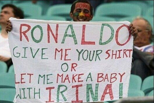 球场奇葩标语！国足C罗被玩坏