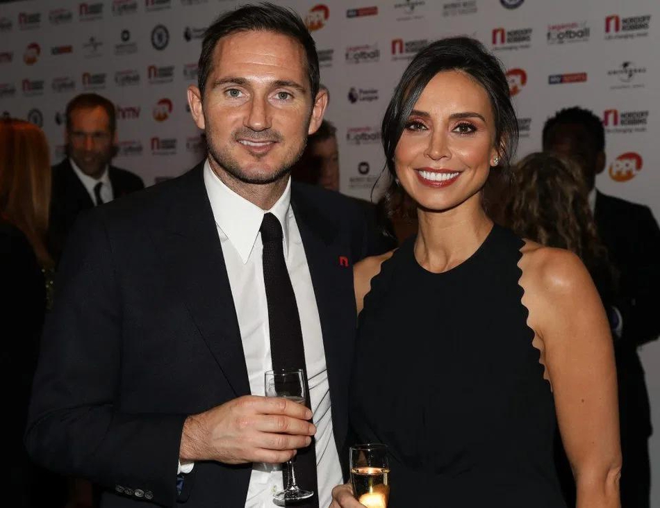 兰帕德出门遛狗！不戴口罩