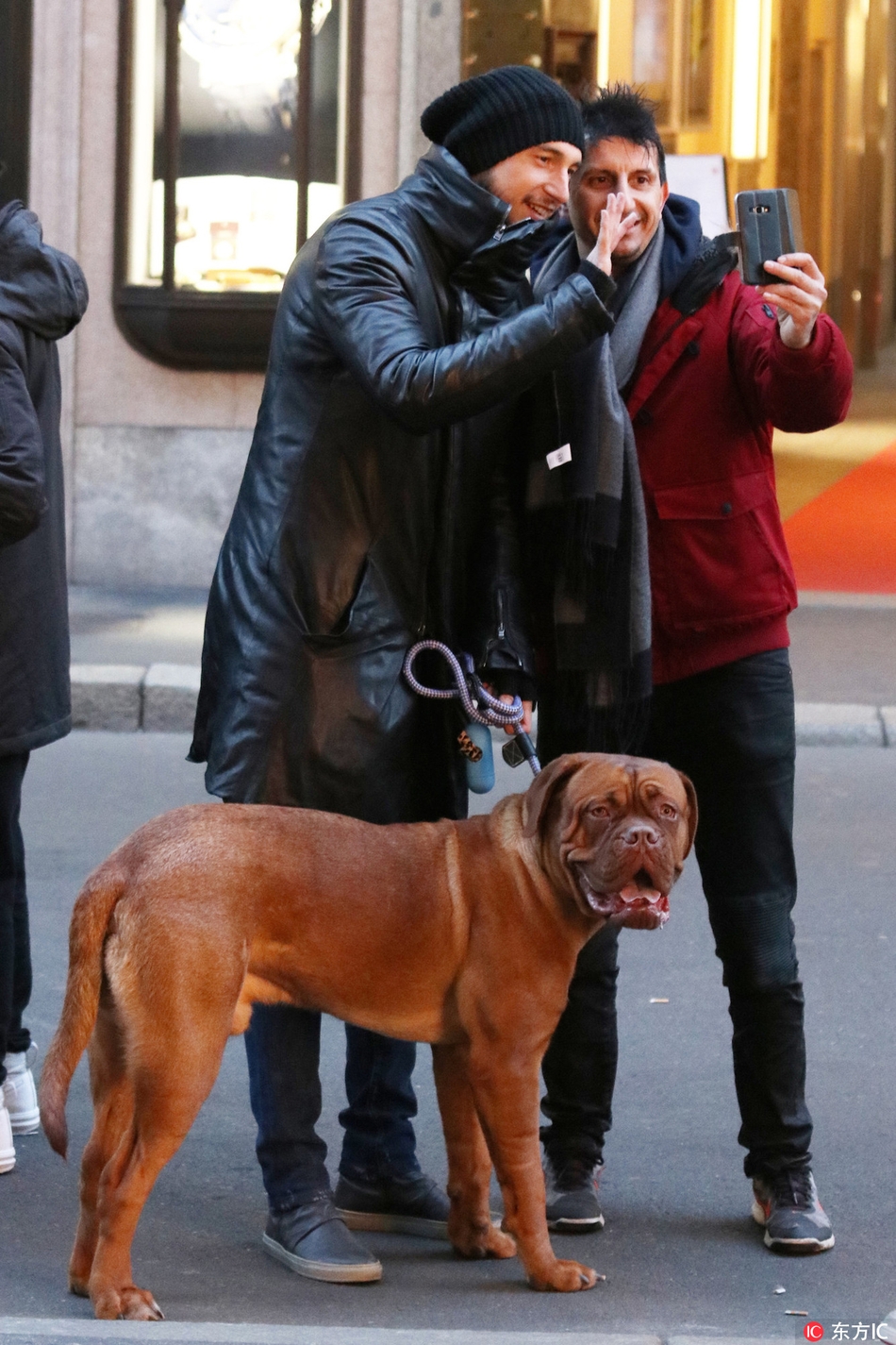 曼联大将与妻子街头遛狗