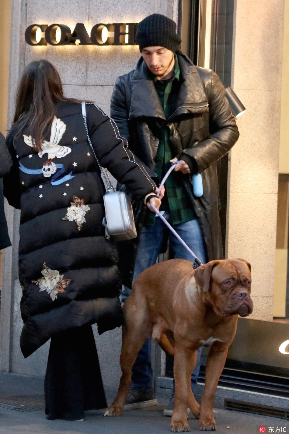 曼联大将与妻子街头遛狗