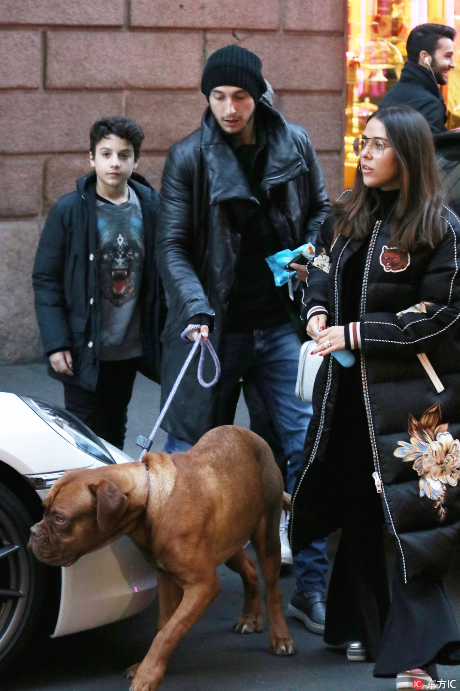 曼联大将与妻子街头遛狗