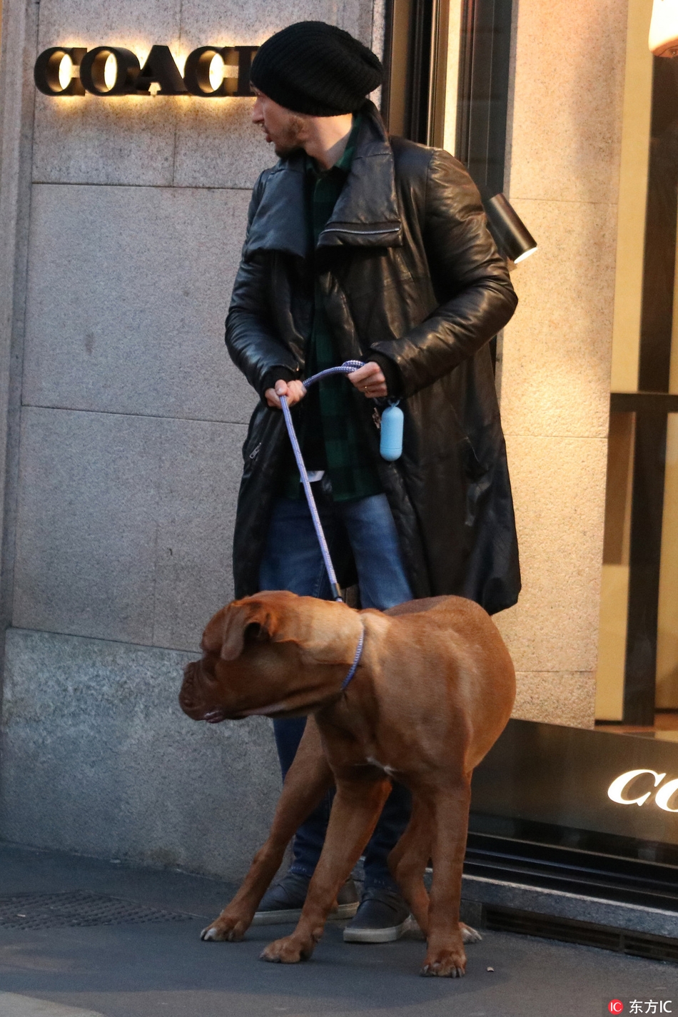 曼联大将与妻子街头遛狗