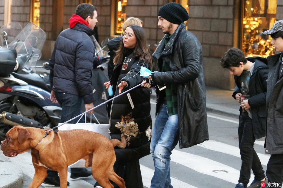 曼联大将与妻子街头遛狗