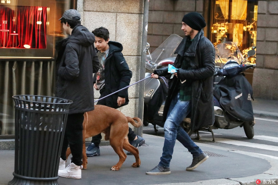 曼联大将与妻子街头遛狗