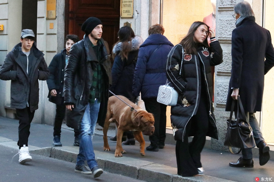 曼联大将与妻子街头遛狗