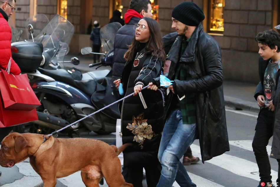 曼联大将与妻子街头遛狗