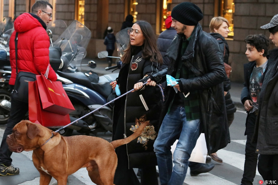 曼联大将与妻子街头遛狗