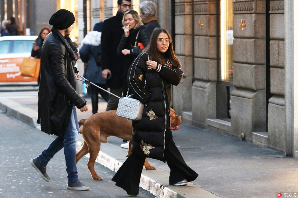 曼联大将与妻子街头遛狗