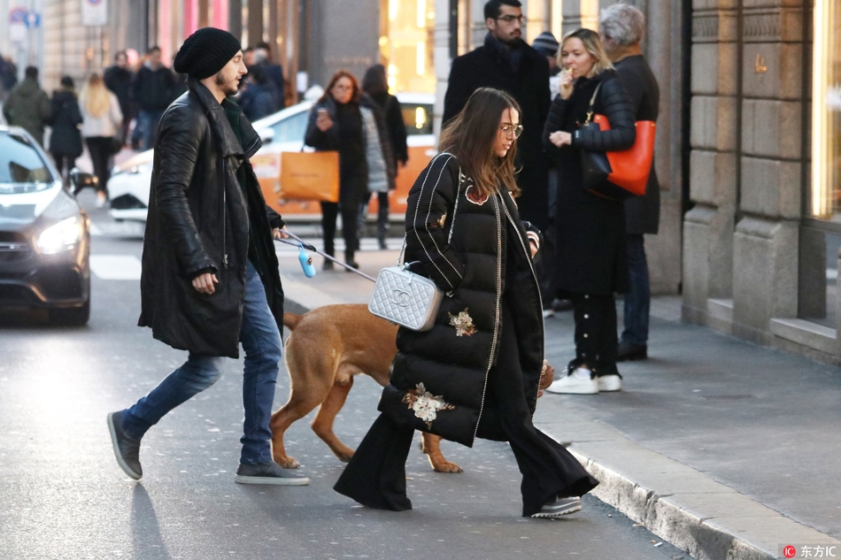 曼联大将与妻子街头遛狗