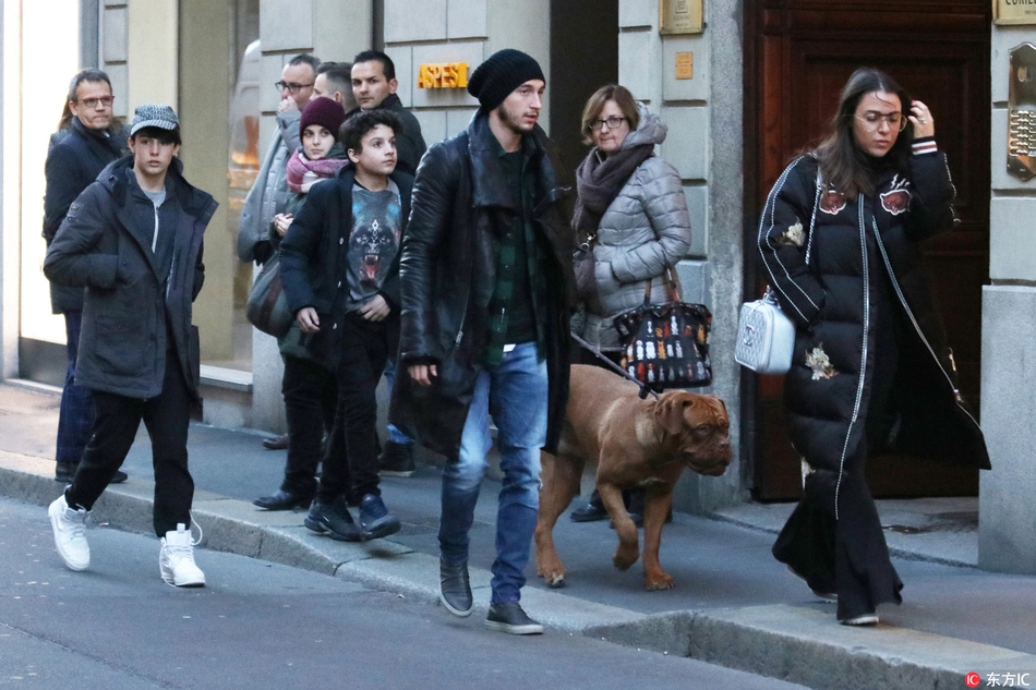 曼联大将与妻子街头遛狗