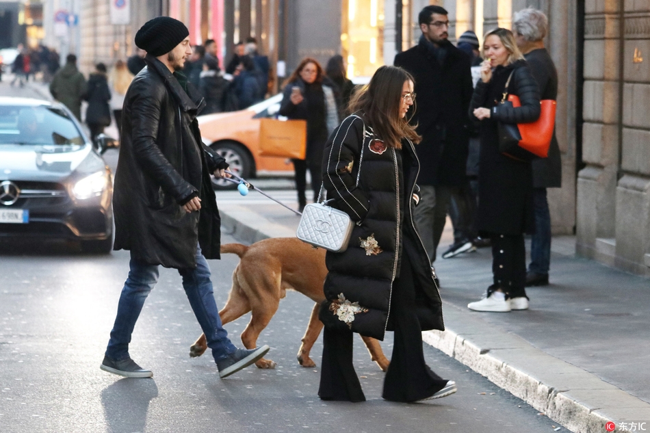 曼联大将与妻子街头遛狗