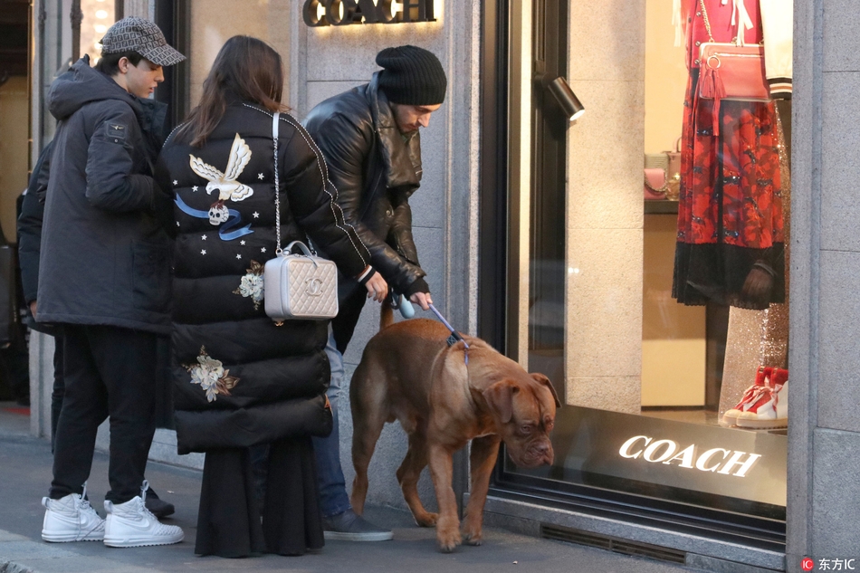 曼联大将与妻子街头遛狗