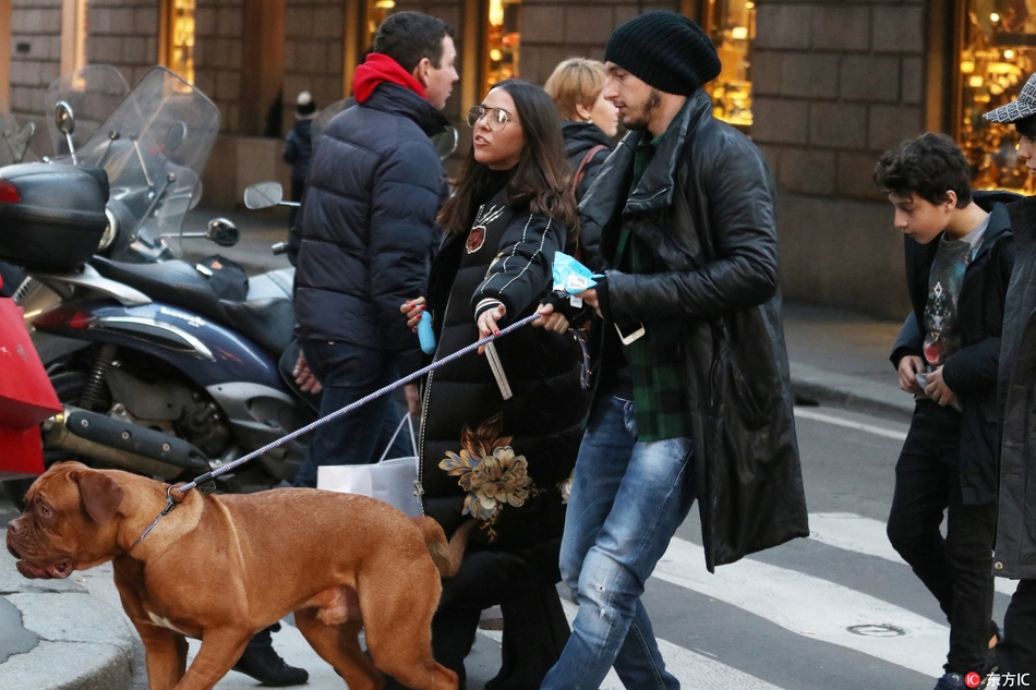 曼联大将与妻子街头遛狗