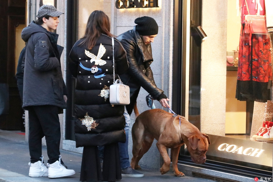 曼联大将与妻子街头遛狗